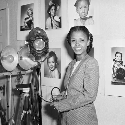 Image of Vera Jackson in her home studio