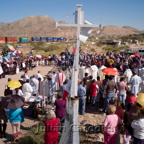 Binational Mass at border fence at US/ Mexico border, 2007