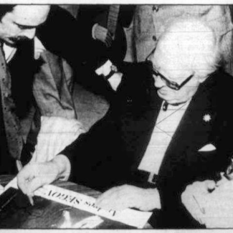 Segovia signs autographs, February 18, 1983