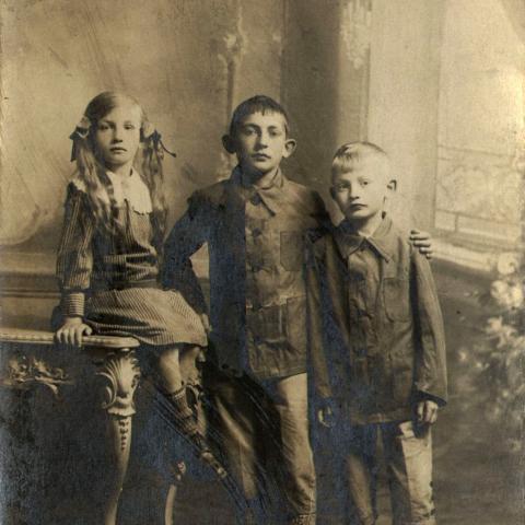 Madeleine Bechtel with her brothers, 1920