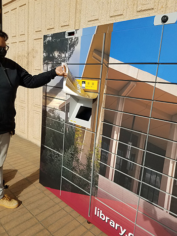 Student using the CSUN University Library contacless Locker Pickup Service