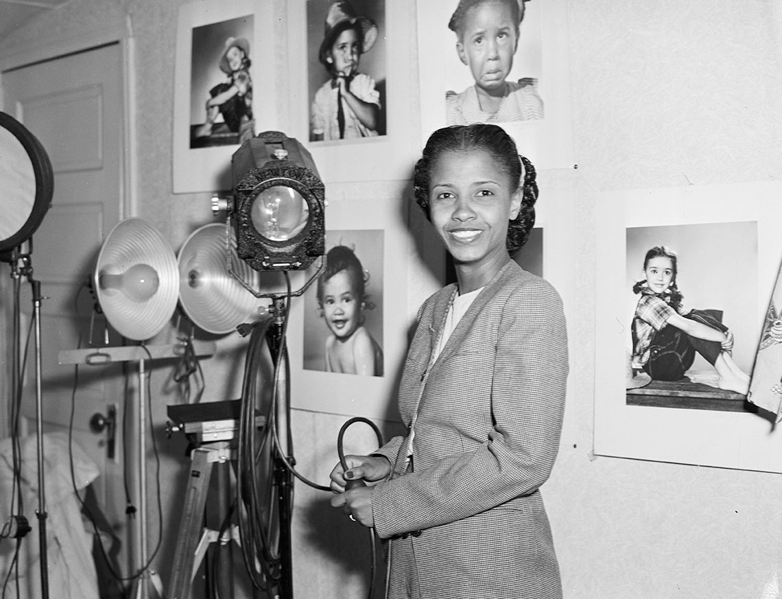 Image of Vera Jackson in her home studio