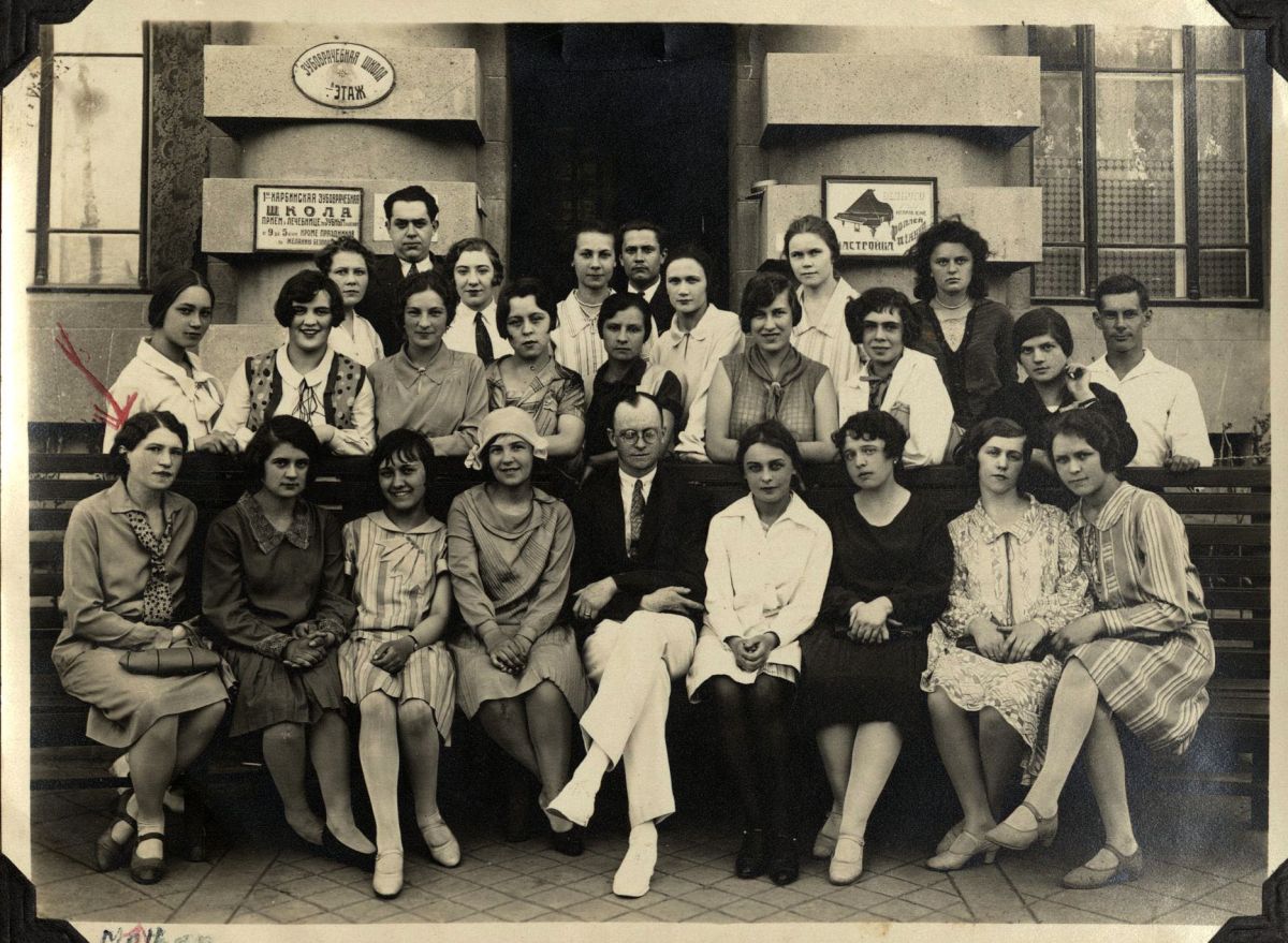 Group photograph outside Dental School, ca. 1930,  Dr. Tatiana Belitsky Collection